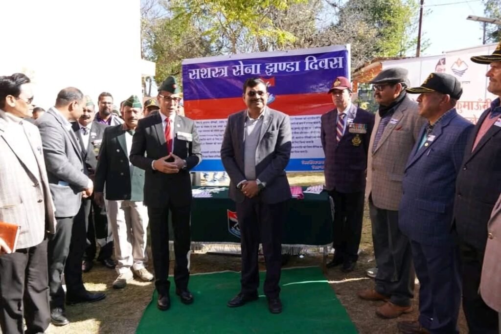 सशस्त्र सेना झंडा दिवस पर मुख्य सचिव आनन्द बर्द्धन ने सैनिकों को किया नमन