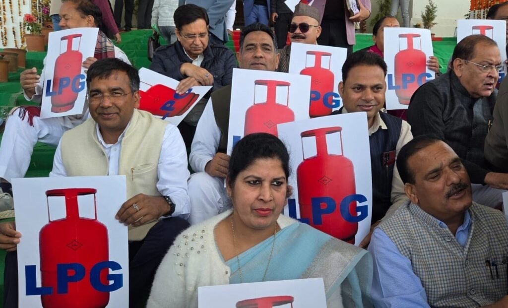 कांग्रेस विधायकों ने रसोई गैस संकट पर सरकार को घेरा