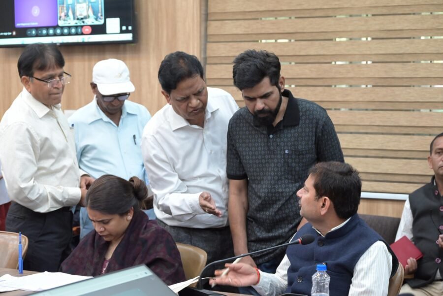 एडीएम केके मिश्रा की अध्यक्षता में जनता दर्शन कार्यक्रम आयोजित, उमड़ी फरियादियों की भीड़, 162 शिकायतें दर्ज, अधिकारियों को समयबद्ध निस्तारण के दिए निर्देश