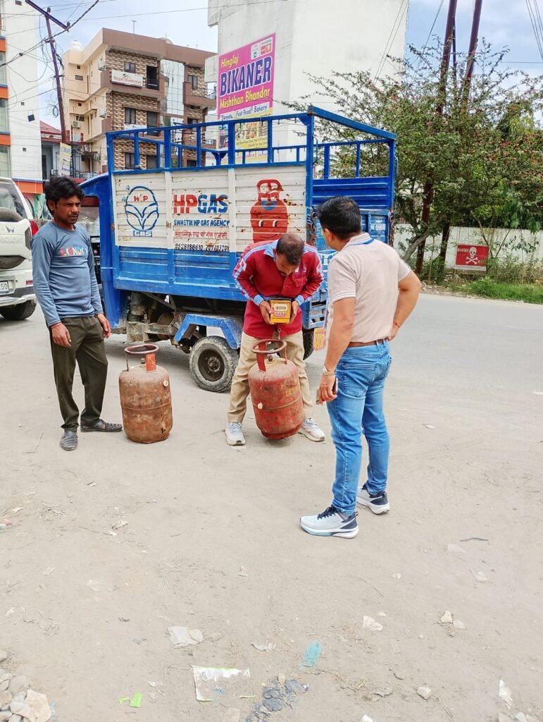 डीएम की क्यूआरटी अलर्ट; घरेलू गैस के व्यावसायिक उपयोग पर 16 सिलेंडर जब्त