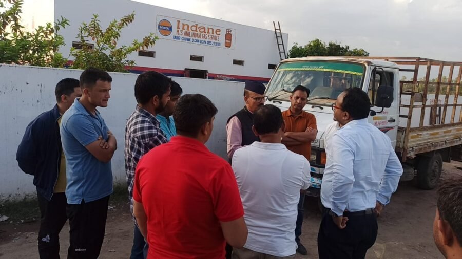 जिला प्रशासन की कार्रवाई जारी; डोईवाला व विकासनगर में व्यावसायिक प्रतिष्ठानों से 09 घरेलू गैस सिलेंडर जब्त