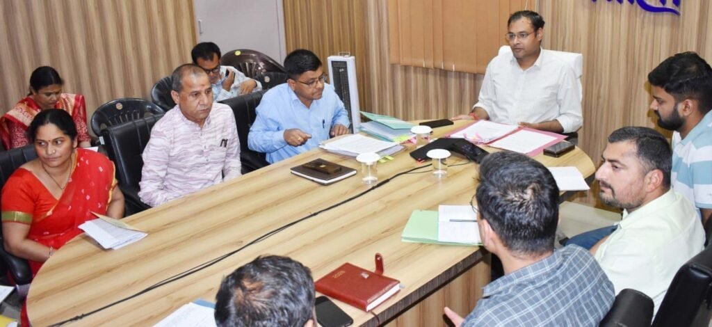 चमोली में कूड़ा प्रबंधन व्यवस्था होगी और सख्त, नियम तोड़ने वालों पर कार्रवाई के निर्देश, डीएम गौरव कुमार बोले – नगरीय क्षेत्रों को बनाया जाए डम्पसाइट शून्य