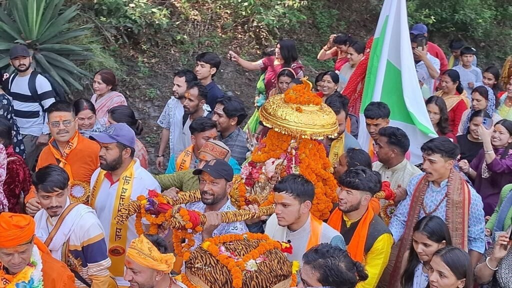 बम-बम भोले के जयकारों के बीच बाबा रुद्रनाथ की डोली मूल धाम रवाना