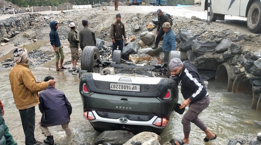 उत्तरकाशी : धराली बाजार के पास सड़क हादसा, कार अनियंत्रित होकर दुर्घटनाग्रस्त, चार लोग घायल