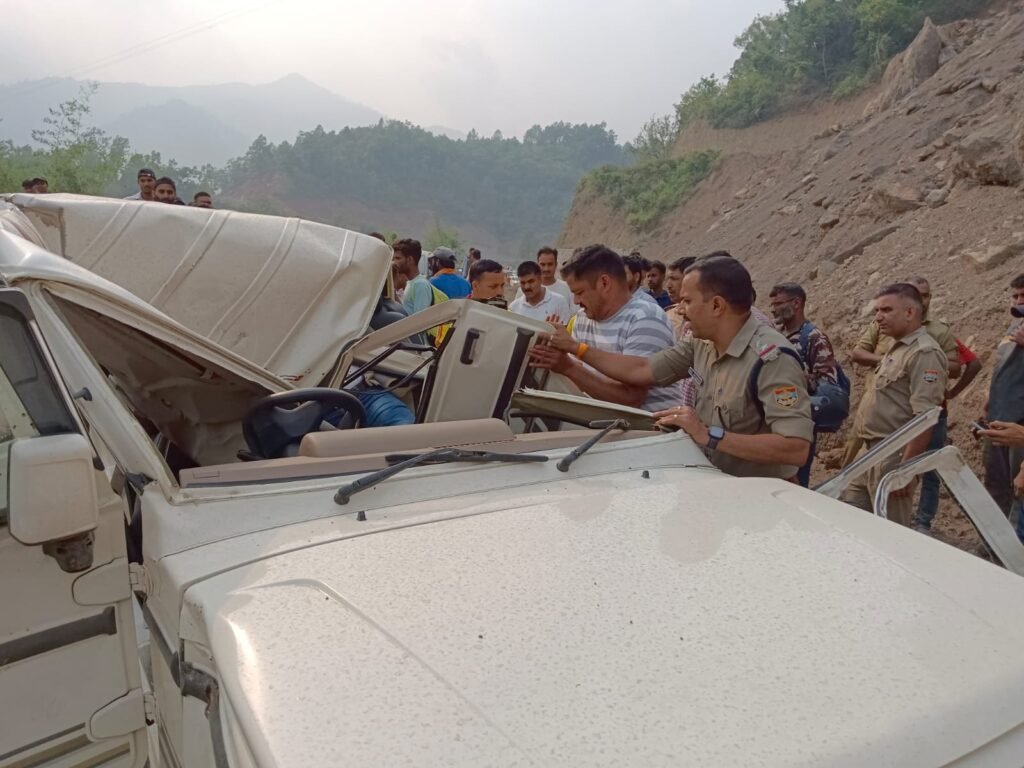 धारी देवी जा रहे श्रद्धालुओं की बोलेरो पर गिरा बोल्डर, एक की मौत, दो घायल