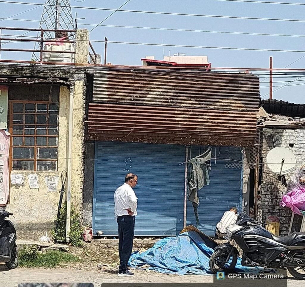 अवैध निर्माणों पर एमडीडीए का बड़ा प्रहार, जीएमएस रोड और शिमला रोड के दो निर्माण सील