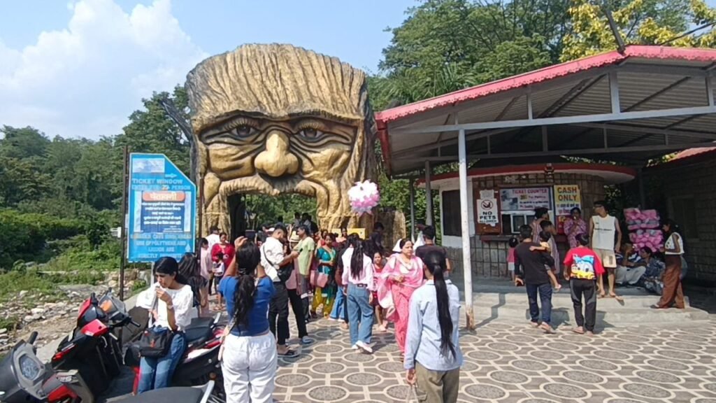 गुचुपानी पर्यटक स्थल में ड्रोन के माध्यम से भी हो रहा है फोटोशूट