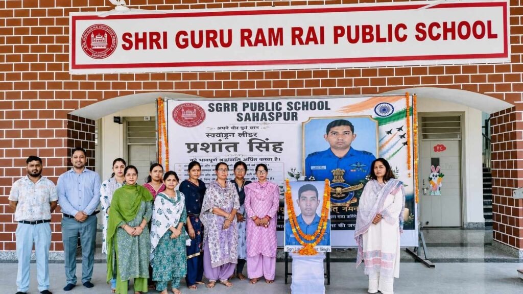 एसजीआरआर पब्लिक स्कूल सहसपुर में दी गई शहीद स्क्वाड्रन लीडर प्रशांत सिंह को श्रद्धांजलि
