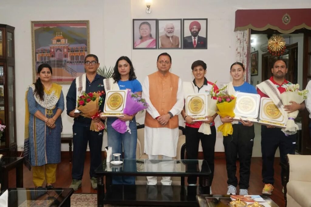 मुख्यमंत्री धामी से मिलीं अंतरराष्ट्रीय स्तर पर पदक जीतने वाली उत्तराखंड की महिला मुक्केबाज, CM ने किया सम्मानित