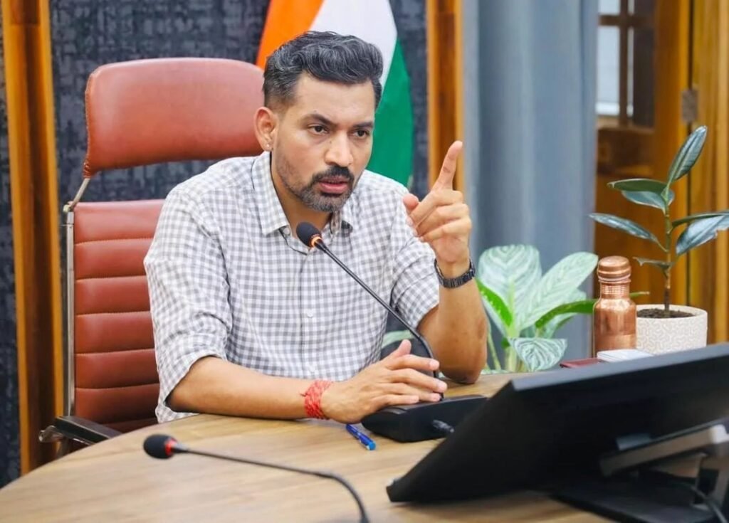 ई-ऑफिस व्यवस्था प्रभावी एवं सुगम बनाने के डीएम आशीष चौहान ने दिए निर्देश