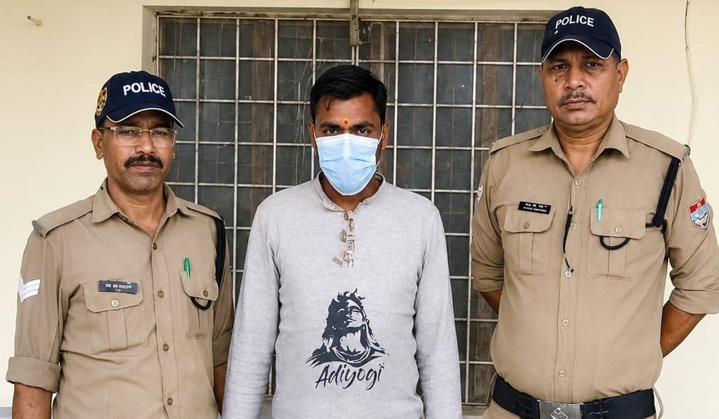 सहकारी समिति में लाखों के गबन का आरोपी श्रीनगर से दबोचा