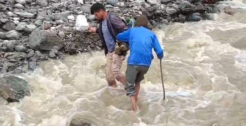 हादसे को न्यौता : उफनते गधेरे से रोज गुजर रहे ग्रामीण