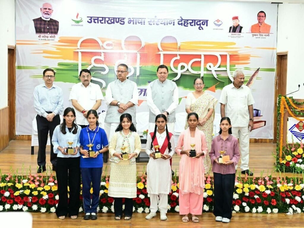 मुख्यमंत्री के हाथों सम्मानित हुई रवांई की बेटी मन्नत रावत, एकांकी लेखन में प्रदेशभर में हासिल किया प्रथम स्थान